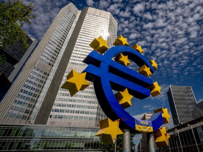 Euro je najslabšie za 20 rokov, kleslo pod hranicu 0,99 dolárov