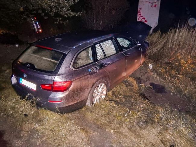 Pri zrážke dvoch áut zahynul mladý šofér