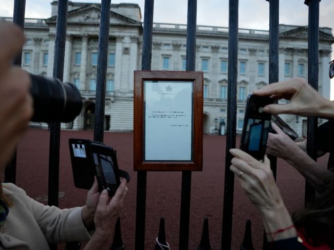 Pred Buckinghamským palácom sa zhromaždili davy ľudí