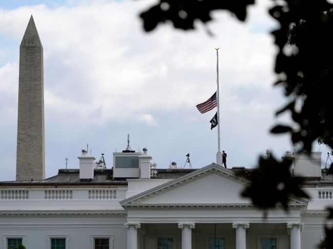 Biden nariadil spustiť vlajky na Bielom dome na pol žrde