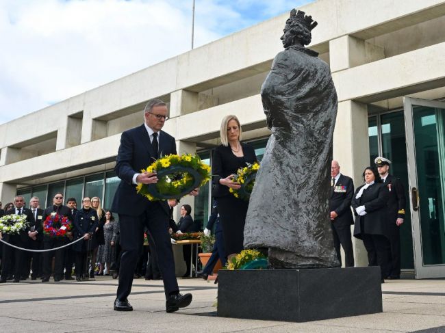 Austrálsky premiér položil pred parlamentom veniec k soche Alžbety II.