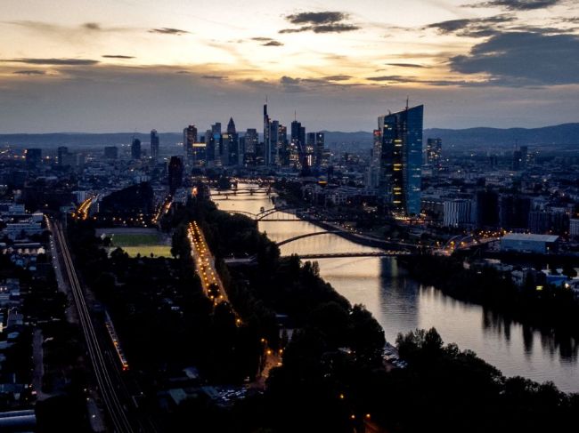 ECB zrejme bude musieť zvýšiť úrokové sadzby do reštriktívneho pásma