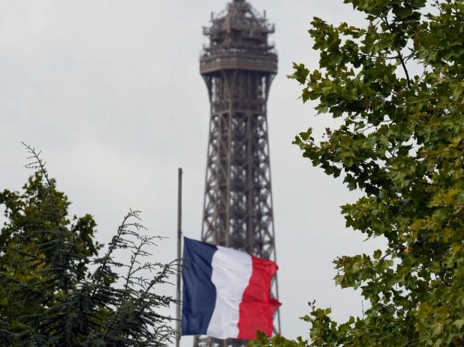 Paríž skráti čas osvetlenia Eiffelovej veže, chce tak ušetriť elektrinu