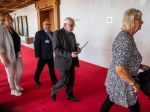 Dôchodcovia odovzdali Kollárovi petíciu, požiadavky zahŕňajú aj valorizáciu dôchodkov
