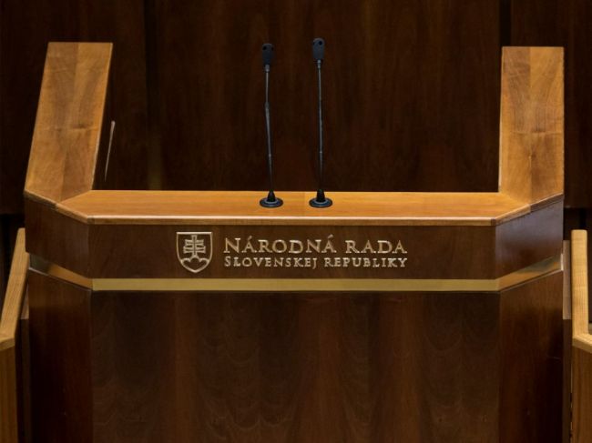 Parlament nedokázal otvoriť schôdzu ani na druhý pokus