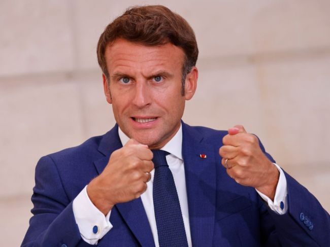 Macron odsúdil zverstvá v Ukrajinskom meste Izium, kde našli masové hroby