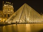 Paríž skráti čas osvetlenia múzea Louvre a zámku Versailles