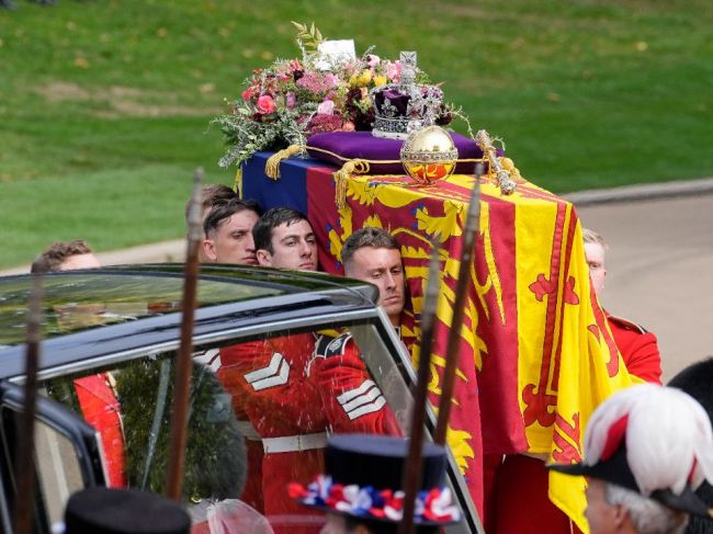 Rakvu s pozostatkami kráľovnej Alžbety II. vezú na hrad Windsor