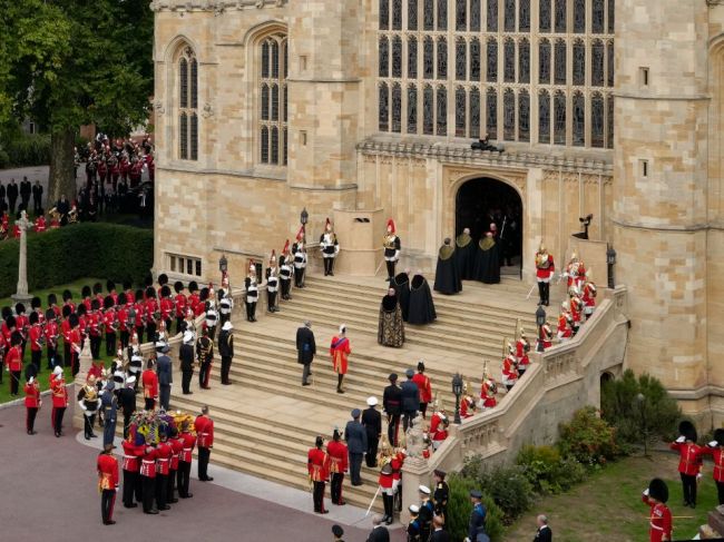 Na hrade Windsor sa začal obrad rozžehnania sa s telom kráľovnej Alžbety