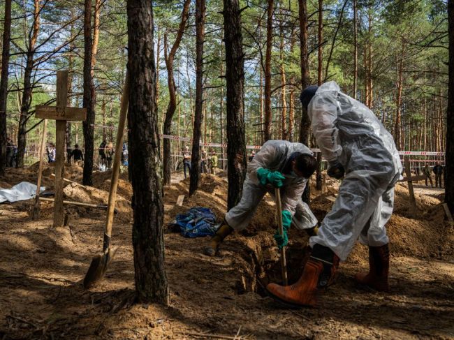 Z masového pohrebiska pri Iziume exhumovali už 146 tiel