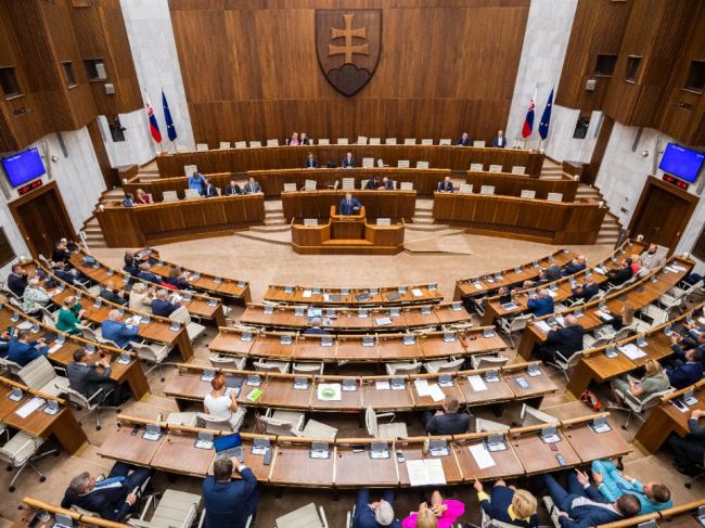 Poslanci s podporou SaS otvorili riadnu schôdzu, program má aktuálne takmer 140 bodov