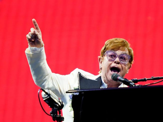 Elton John vystúpi v Bielom dome