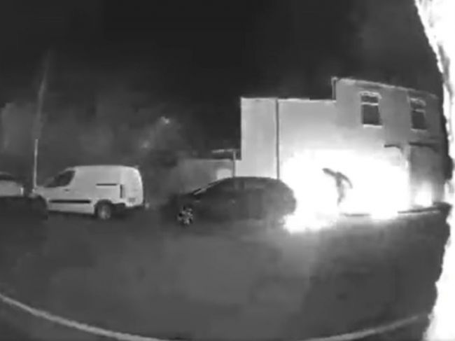 Video: Muž chcel podpáliť dom, v ktorom bolo dieťa. Takto ho potrestala karma