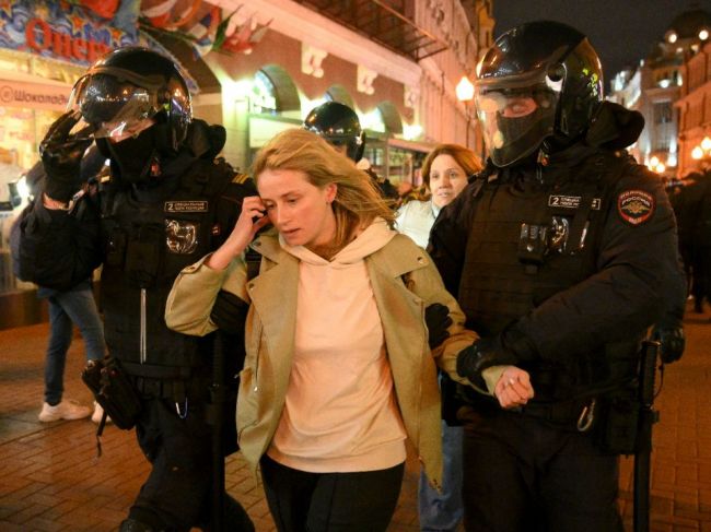 Vyše polovica zadržaných na protivojnových protestoch v Rusku sú ženy