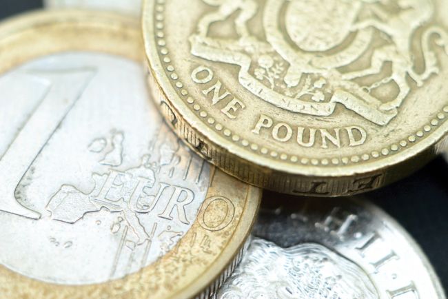 Euro a libra ďalej oslabujú a dosahujú nové minimá