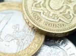 Euro a libra ďalej oslabujú a dosahujú nové minimá