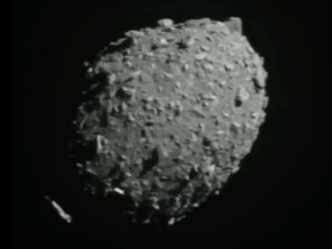 Sonda NASA sa úspešne zrazila s asteroidom