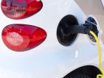 Emisie z nových áut klesli: Ľudia kupujú viac elektromobily