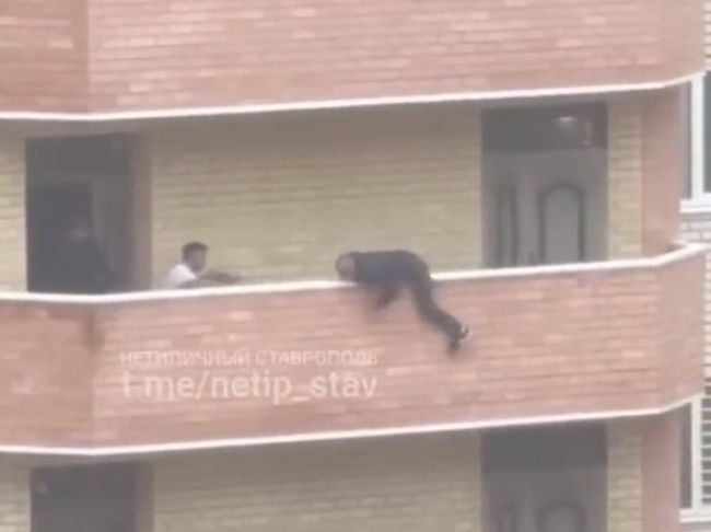 Video: Rus chcel skočiť z 11. poschodia, z bytu ho odviedli v putách