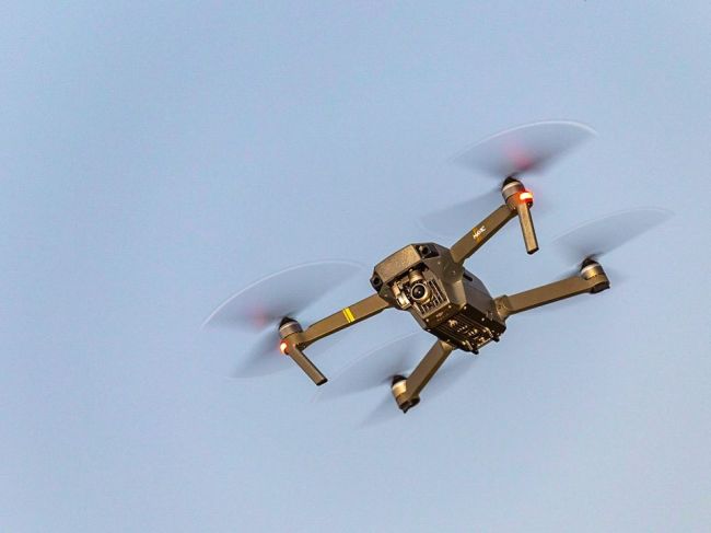 Vláda chce zakázať prelety dronov nad niektorými objektmi