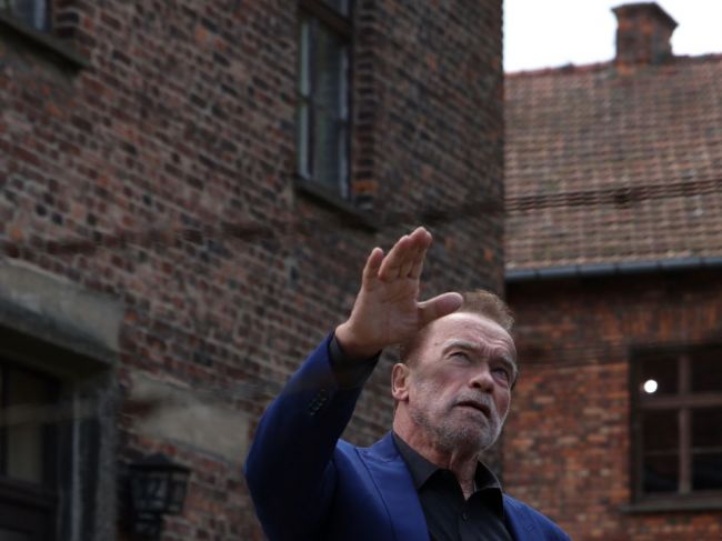 Som synom nacistu, vyhlásil Schwarzenegger v Auschwitze