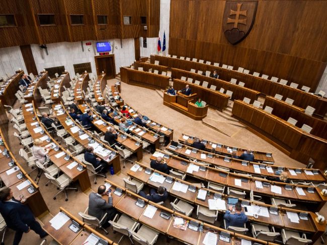 Parlament pokračuje v odvolávaní Matoviča aj dnes