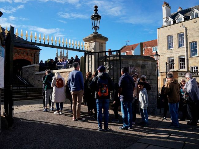 Stovky ľudí si do Windsoru prišli uctiť pamiatku kráľovnej