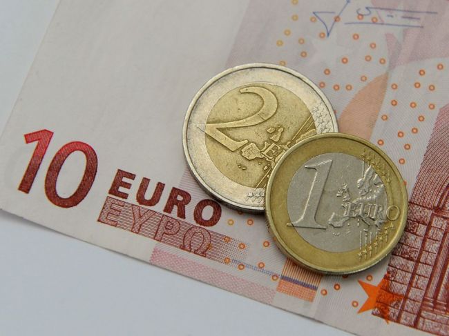 Inflácia v eurozóne rekordne stúpla, dosiahla dvojcifernú úroveň