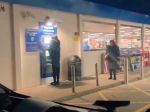 ​Video: Pred bankomat postavili oblečenú figurínu. Briti svojou reakciou neprekvapili