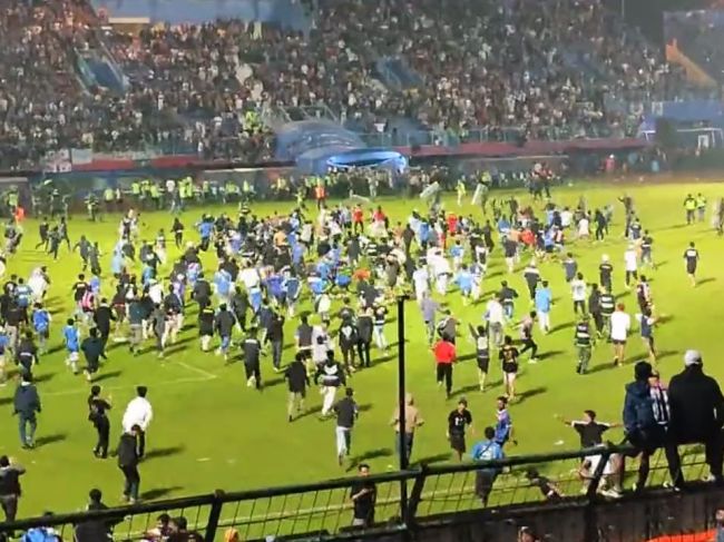 Video: Potýčky na futbalovom zápase si vyžiadali 129 obetí