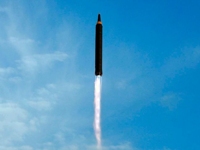 Severná Kórea odpálila raketu ponad Japonsko