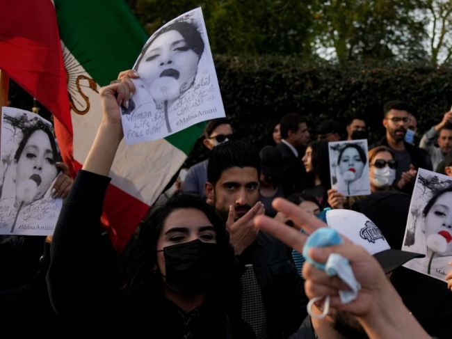 Británia si predvolala iránskeho chargé d’affaires pre zásahy na protestoch