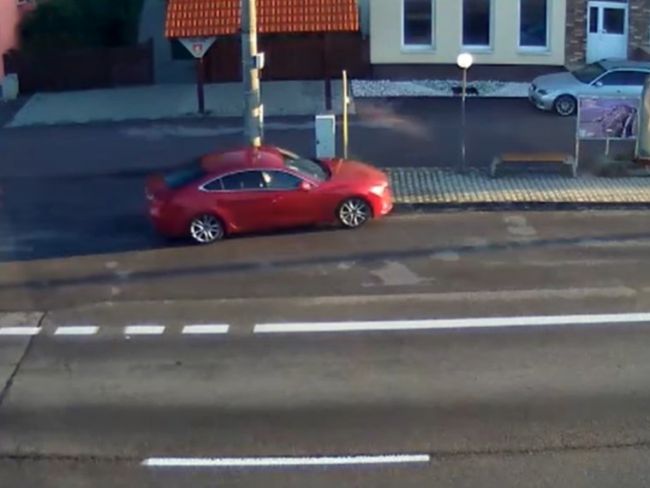 Hrozivé zábery: Vodič narazil do autobusovej zastávky