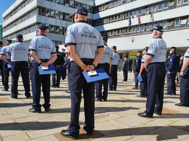 Šéfovia samospráv chcú posilniť práva mestských policajtov