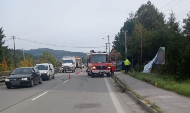Vážna dopravná nehoda: Vodič zrazil ľudí na chodníku