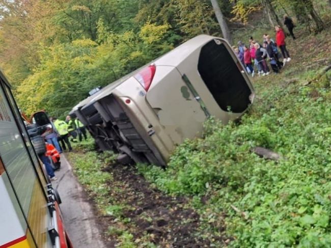 Vodič prevráteného autobusu podstúpil dychovú skúšku, taký je výsledok