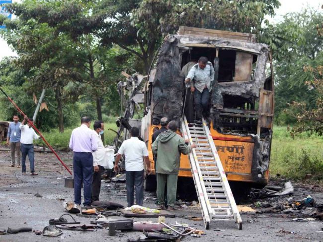 Autobus začal horieť, zahynulo 12 ľudí a 43 utrpelo vážne zranenia