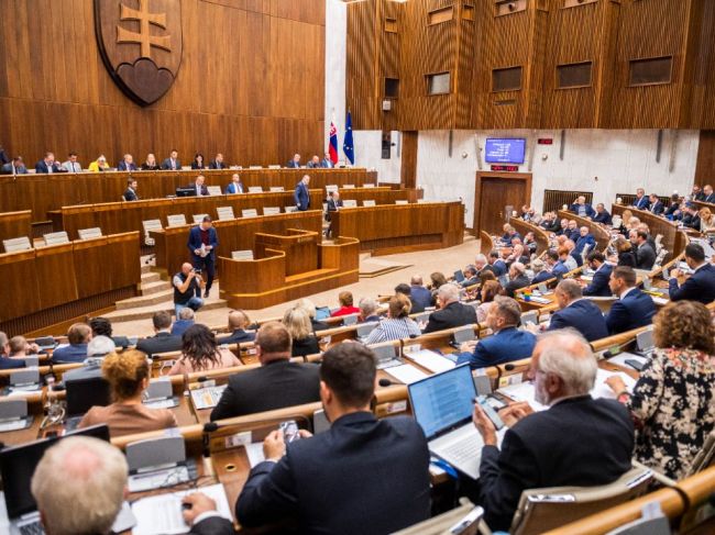 Poslanci NR SR sa zídu v utorok, venovať sa majú rozpočtu a 13. dôchodkom