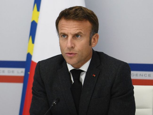 Macron: Putin sa musí vrátiť k rokovaciemu stolu