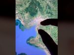 ​Video: Desivý pohľad na Google mapách: Obrovská kostra na pláži vyvoláva otázky