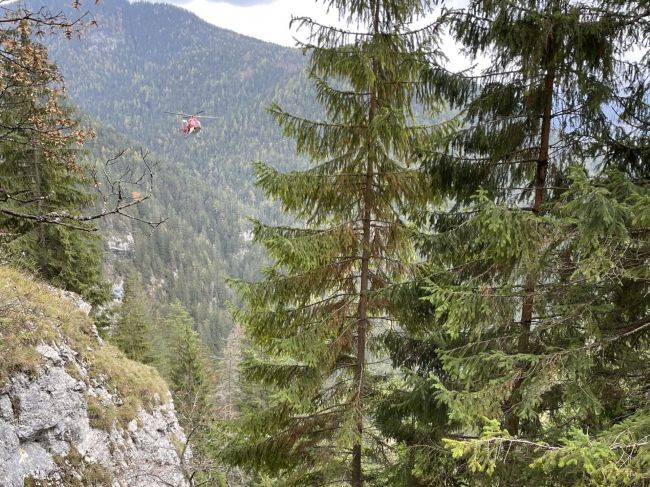 Zo skaly v Demänovskej doline spadol mladý muž, zostal nehybne ležať