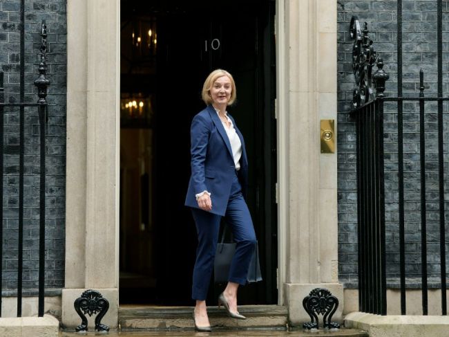 Britskí poslanci sa pokúsia zosadiť premiérku Trussovú
