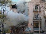 Dvaja ľudia uviazli pod troskami budovy po útoku na Kyjev