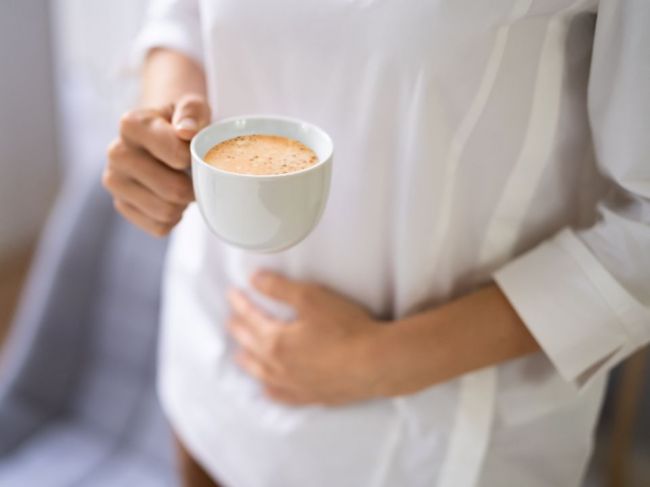 5 dôvodov, prečo vám káva spôsobuje bolesť brucha