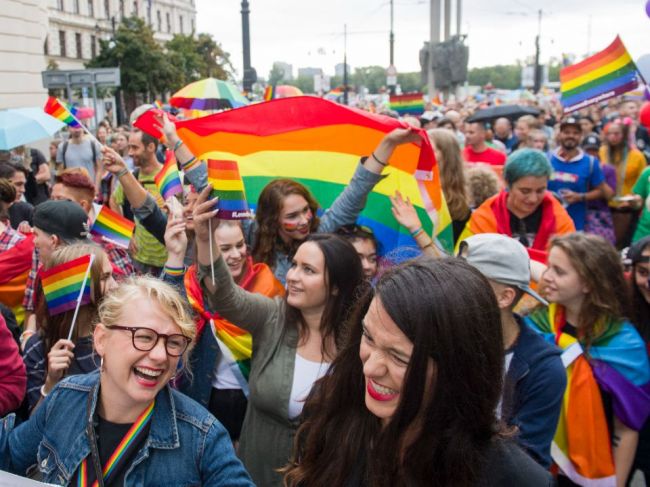 Rusko sprísni zákon o zákaze "propagácie homosexuality", navrhovatelia sa odvolávajú na vojnu