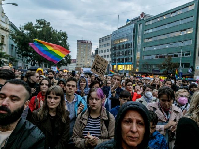 Poslanci odsúdili útok na LGBTI+ komunitu a vyzvali vládu na kroky