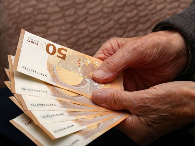 Dôchodcovia dostanú 13. dôchodok aj v decembri, plénum schválilo zákon