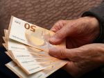 Dôchodcovia dostanú 13. dôchodok aj v decembri, plénum schválilo zákon