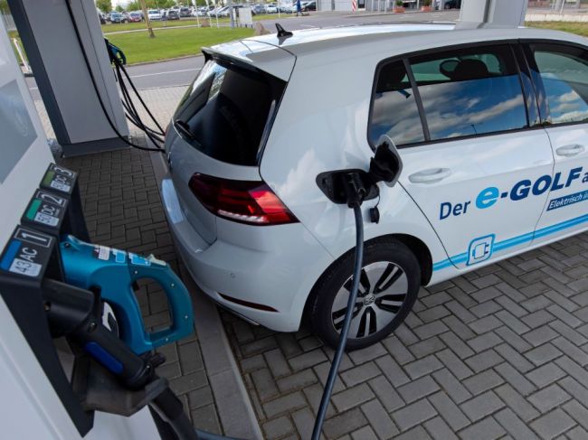 Nemecko chce urýchliť rozvoj siete nabíjacích staníc pre elektromobily