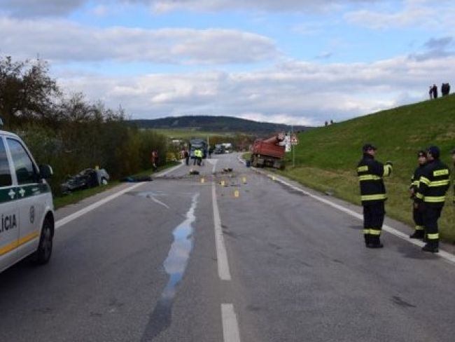 Pri dopravnej nehode zahynul len 20-ročný mladík, spolujazdca previezli do nemocnice 